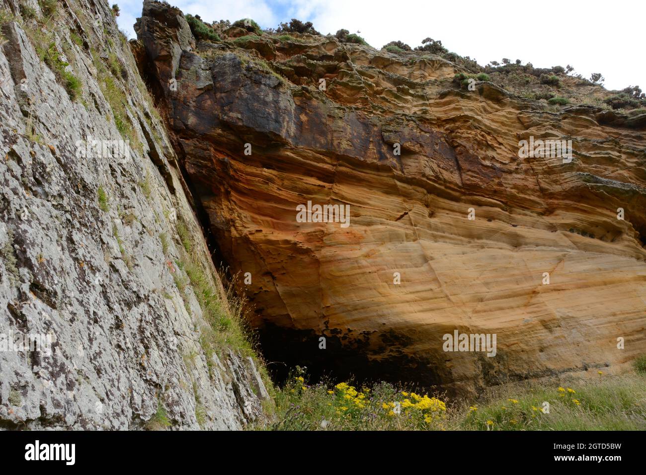 Footwall e Fault a Cove Clashach Foto Stock