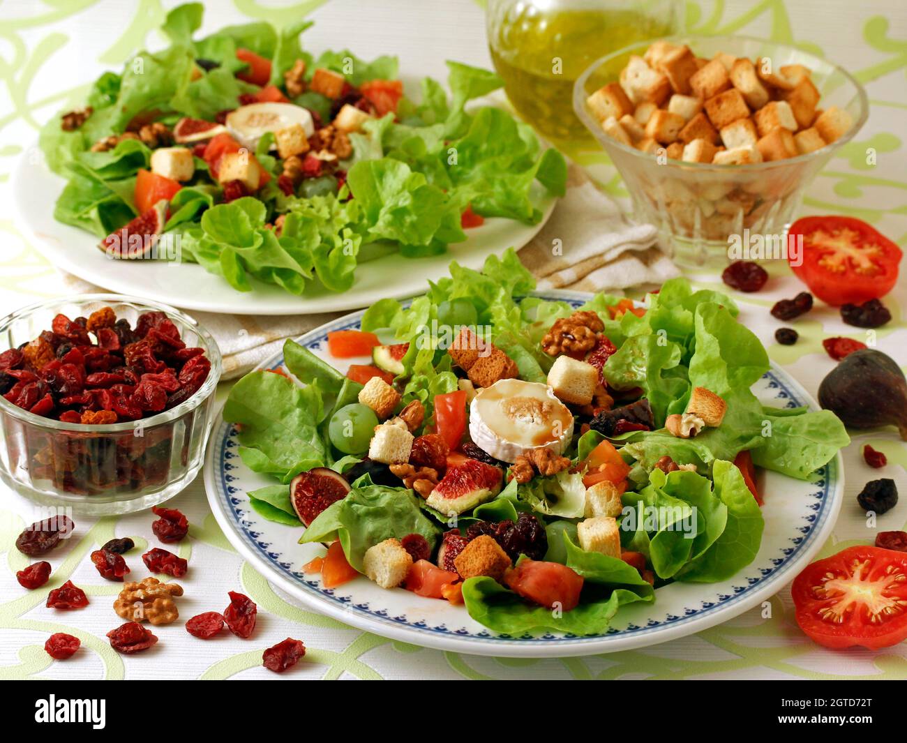 Insalata con formaggio di capra, frutta secca, noci e fichi. Foto Stock