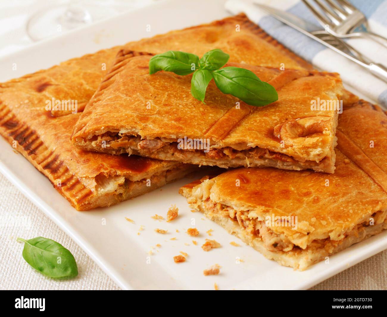 Empanada gallega. Pasticceria ripiena tipica dalla Spagna. Foto Stock