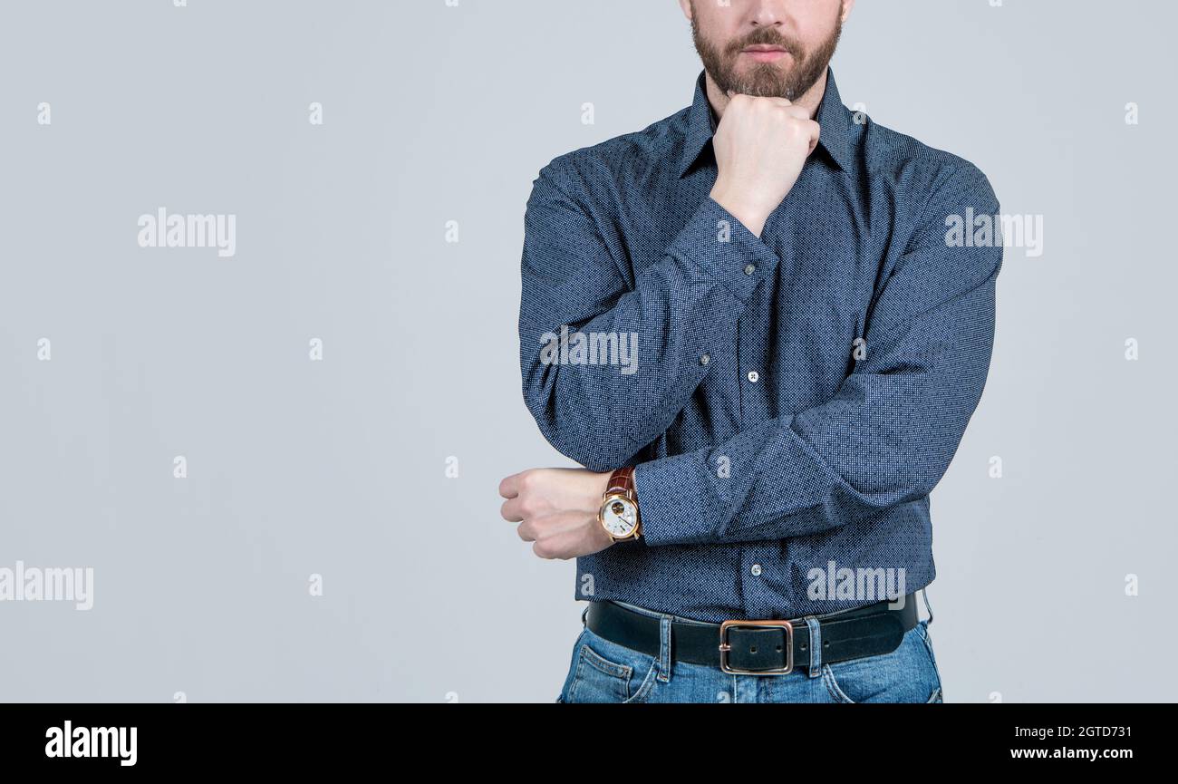 Man Cropped view prop unshaven mento indossando elegante camicia con jeans casual, abbigliamento da uomo, spazio copia Foto Stock