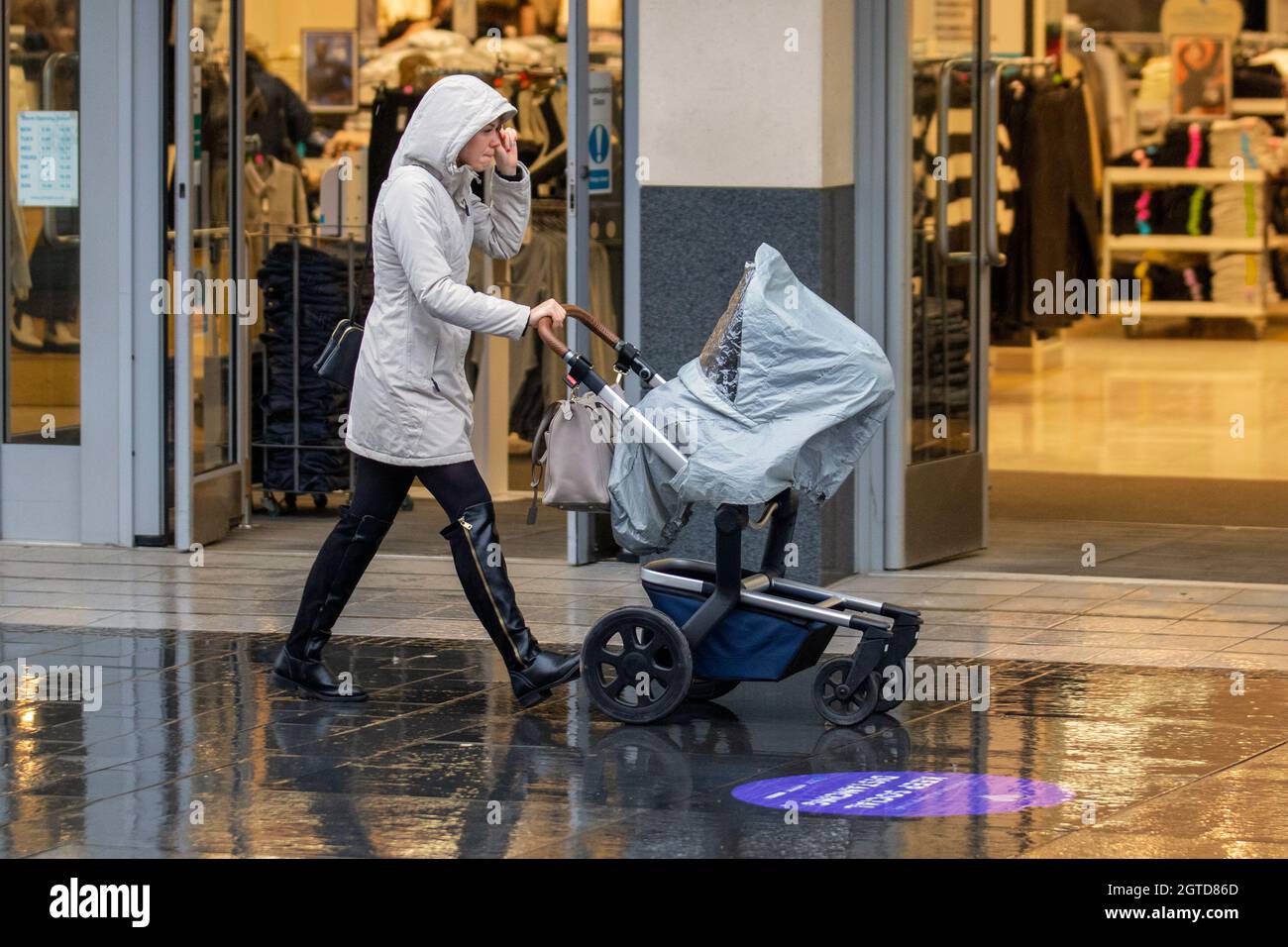 Southport, Lancashire. Meteo Regno Unito. 02 Ott 2021. Venti forti e docce pesanti nel centro della città. Credit: MediaWorldImages/AlamyLiveNews Foto Stock