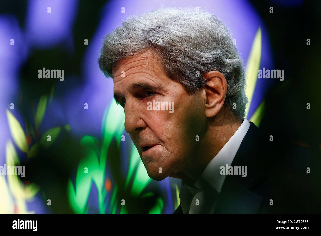 John Kerry, inviato presidenziale Speciale degli Stati Uniti per il clima, tiene una conferenza stampa durante l'incontro sul clima pre-COP26 a Milano, Italia, 2 ottobre 2021. REUTERS/Guglielmo Mangiapane Foto Stock