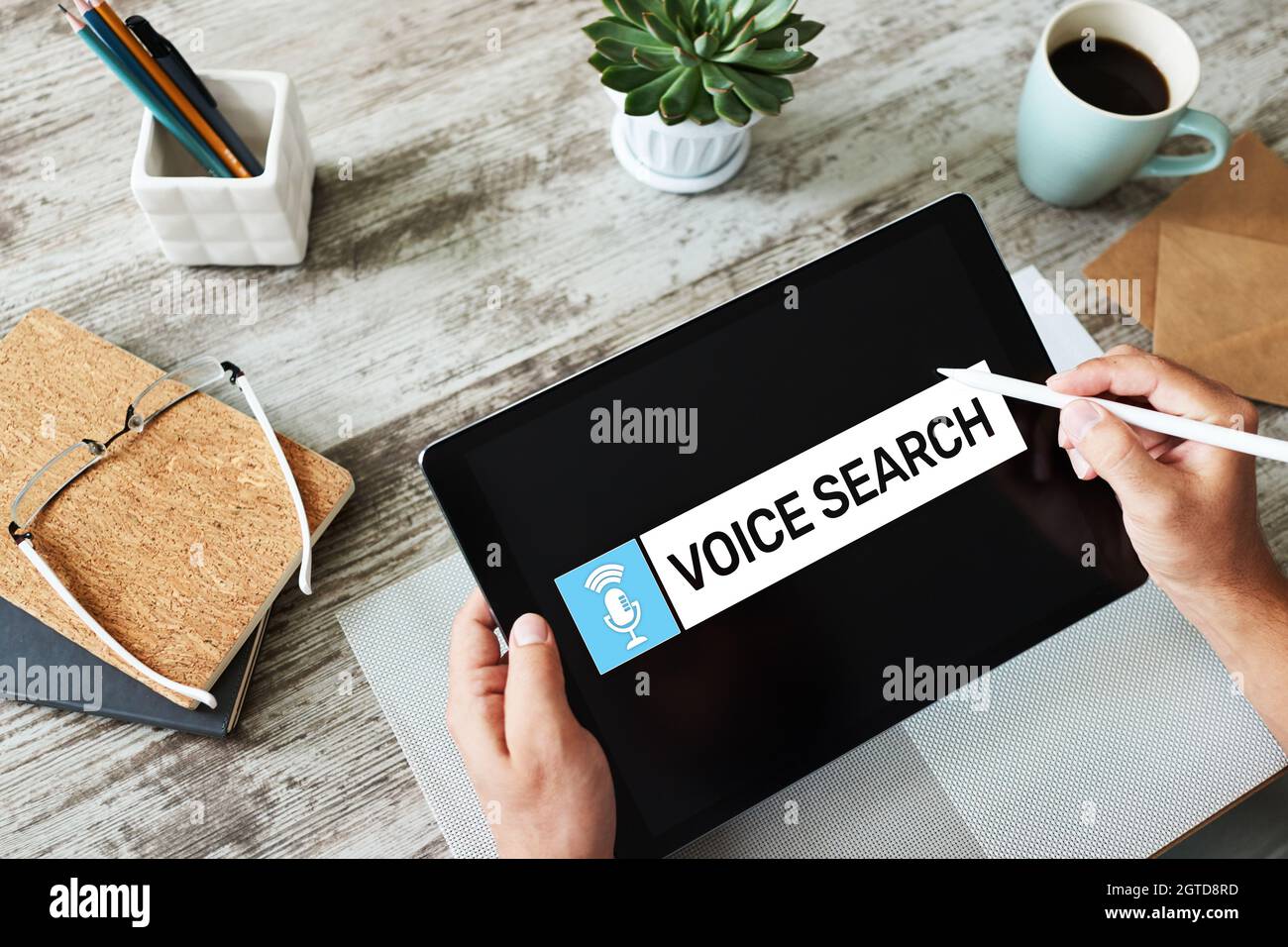 Applicazione di ricerca vocale sullo schermo del dispositivo. Internet e tecnologia. Foto Stock