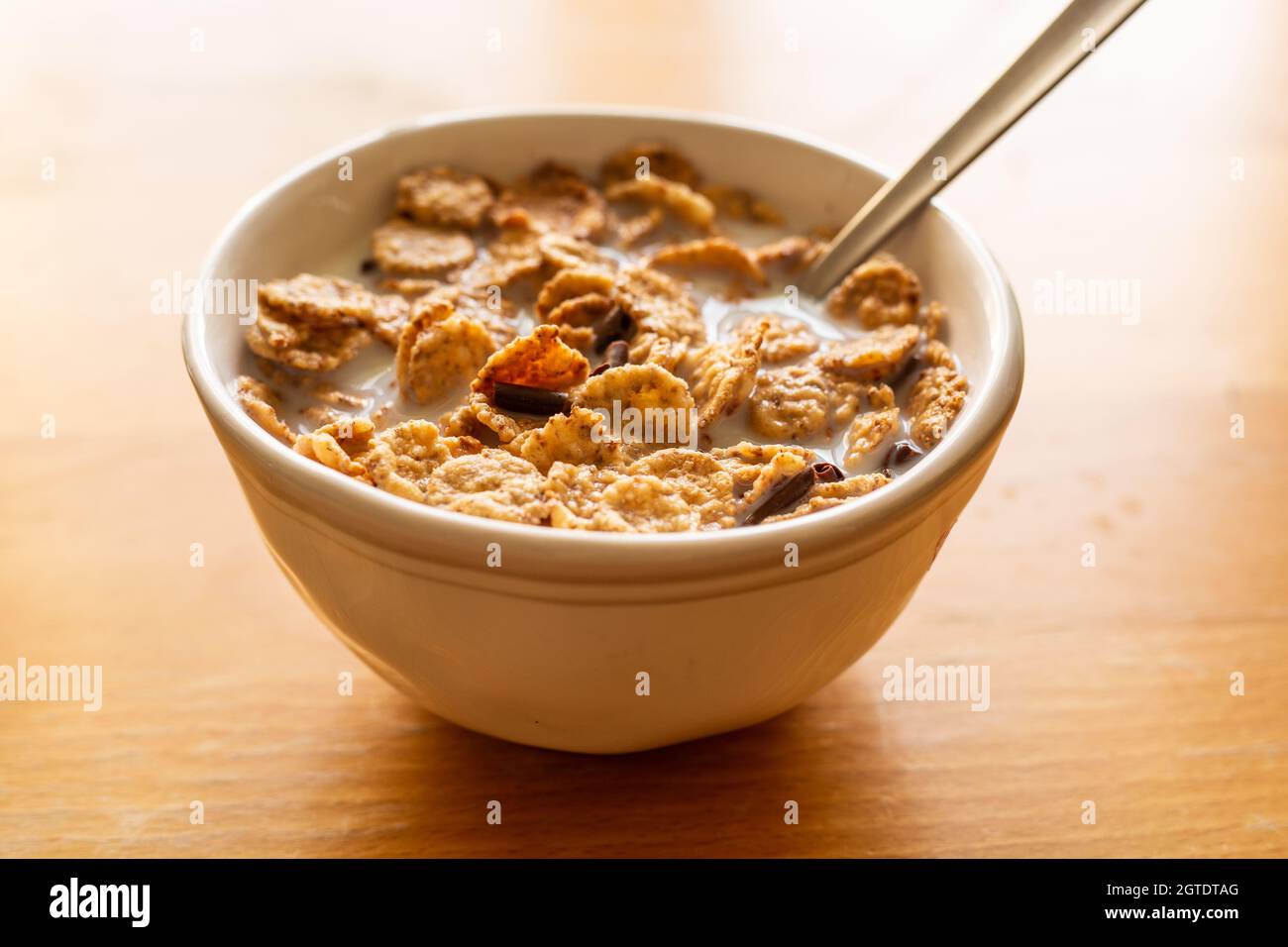 Tazza di latte e cereali Foto stock - Alamy