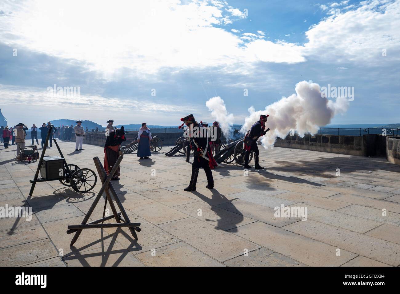 Konigstein, Germania. 2 ottobre 2021. 02 ottobre 2021, Sassonia, Königstein: Le persone vestite come soldati dell'artiglieria francese intorno al tempo di Napoleone fuoco il loro cannone. Per il 'tuono di cannone sopra la valle dell'Elba' sono arrivati diversi gunner hobby con varie repliche di cannoni in abiti storici, che vogliono rivivere l'ora di quel tempo per un giorno. Foto: Daniel Schäfer/dpa-Zentralbild/ZB Credit: dpa picture Alliance/Alamy Live News Foto Stock