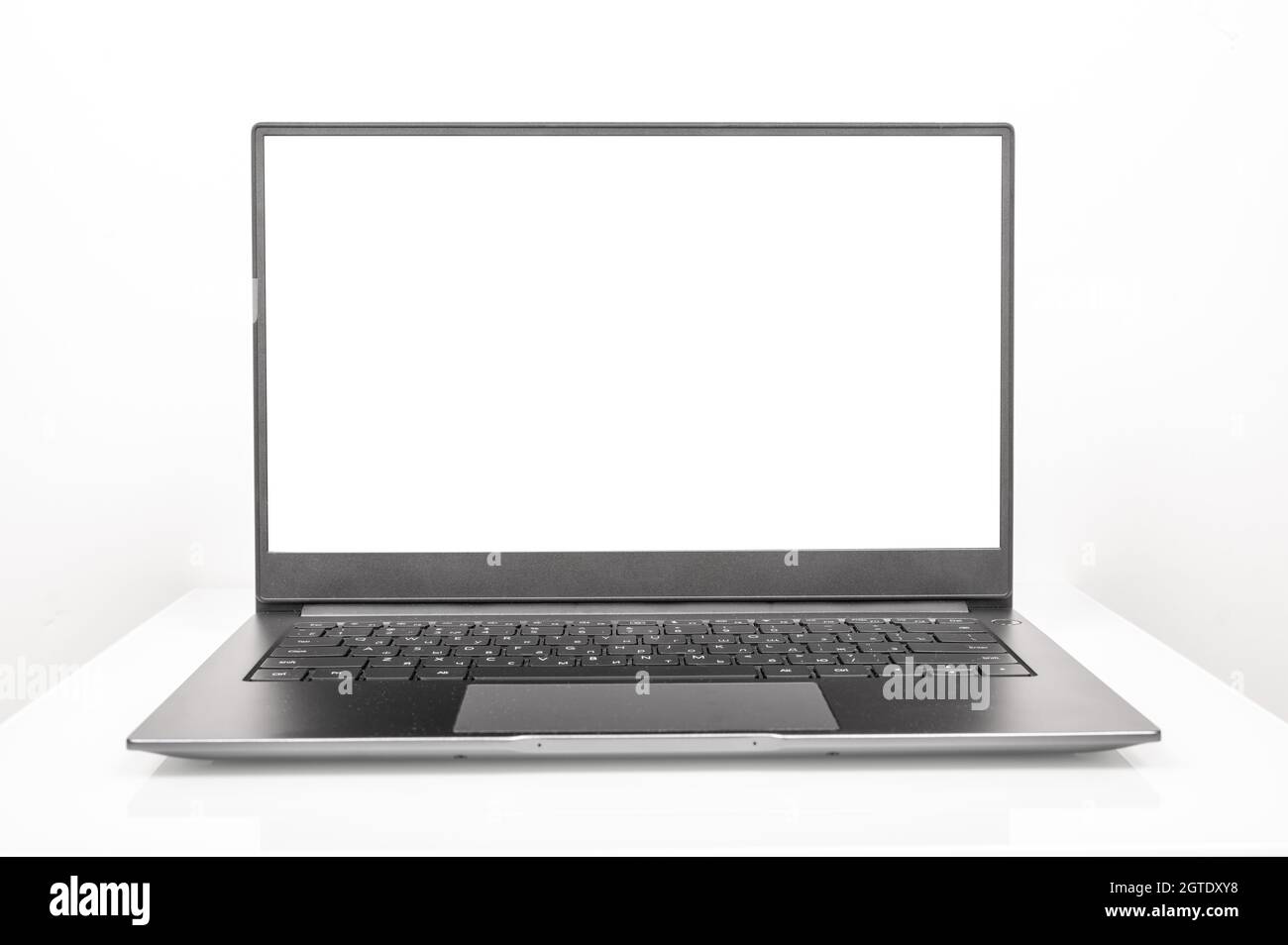 Nuovo notebook in alluminio lucido con schermo bianco su sfondo bianco.  Laptop con schermo vuoto in posizione frontale su sfondo bianco del tavolo.  Computer portatile color argento Foto stock - Alamy