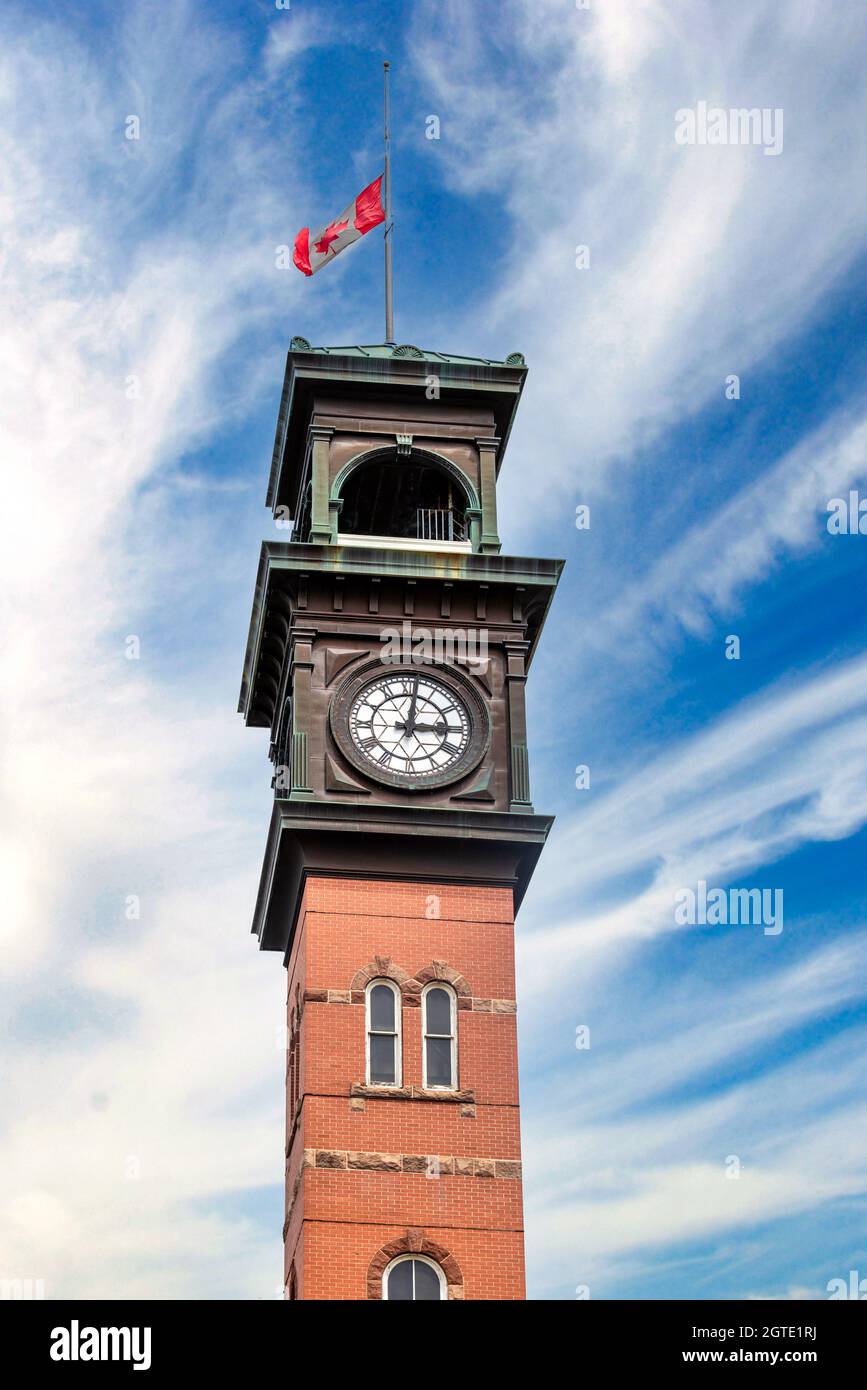 Torre dell'Orologio della stazione di Hose numero 8, un edificio storico in College Street a Toronto, Canada Foto Stock