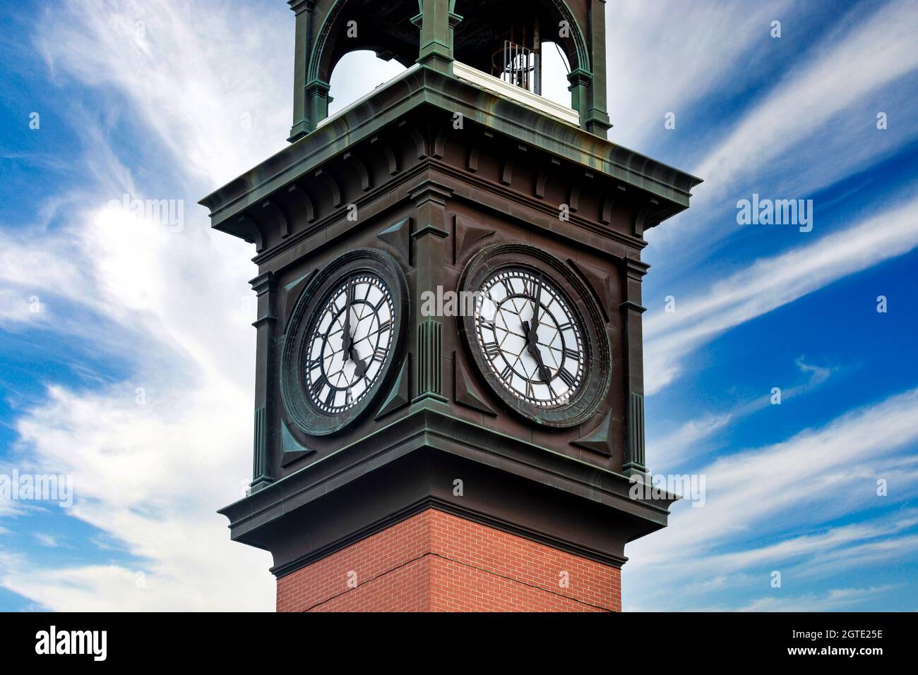 Torre dell'Orologio della stazione di Hose numero 8, un edificio storico in College Street a Toronto, Canada Foto Stock