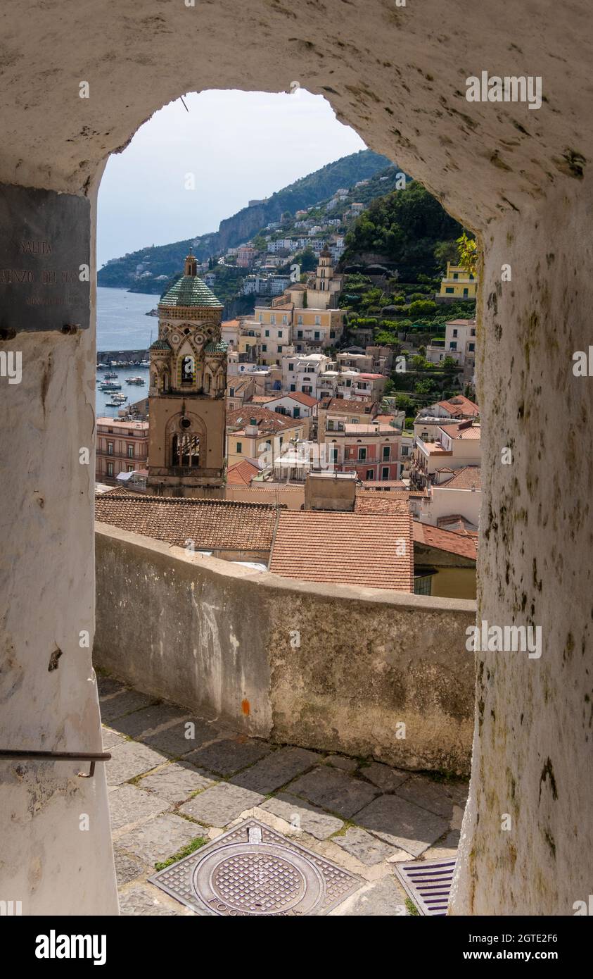 Vista sulla città di Amalfi a Salerno, Campanis, Italia Foto Stock