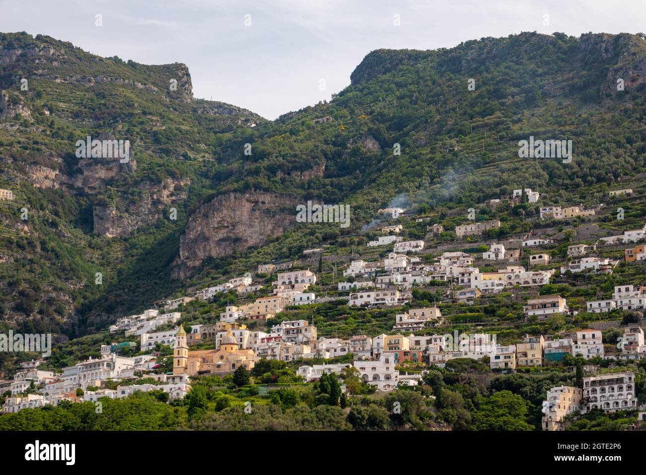 Vista offshore della costiera amalfitana nei pressi della città di Amalfi, Salerno, Campanis, Italia Foto Stock