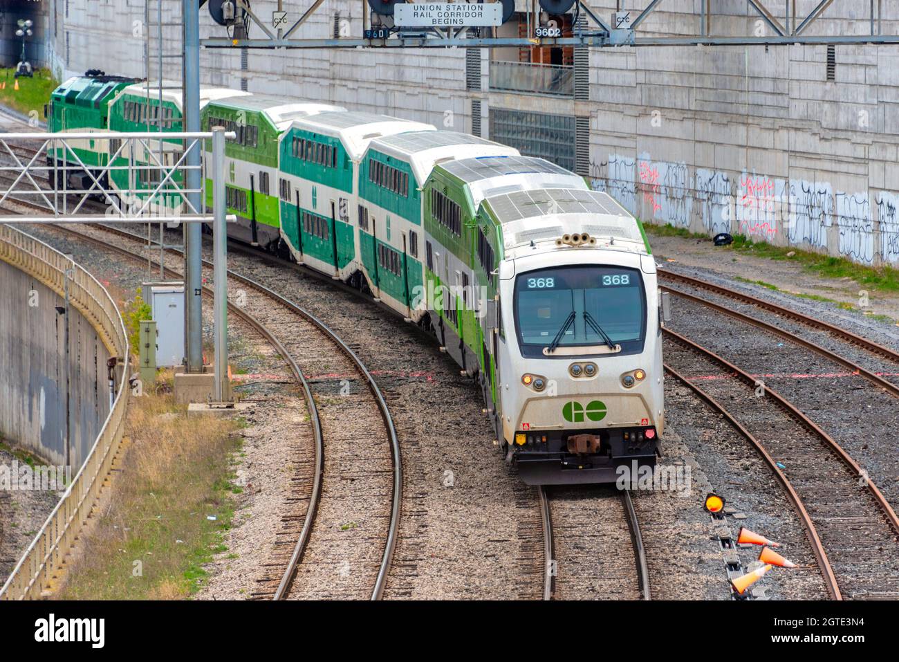 PRENDETE il treno dell'agenzia Metrolinx Crown che arriva alla Union Station. Metrolinx opera su strada e i trasporti pubblici nella Grande Toronto e Hamilton sono Foto Stock