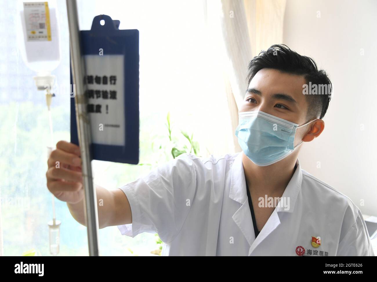 Pechino, Cina. 01 ottobre 2021. (211002) -- PECHINO, 2 ottobre 2021 (Xinhua) -- ma Yuan controlla il registro di trattamento di un paziente presso l'Ospedale Haidiano di Pechino, capitale della Cina, 1 ottobre 2021. Ma Yuan, 28 anni, è un chirurgo ortopedico presso l'Ospedale Haidiano di Pechino. Il primo giorno della festa nazionale, ma era occupato come al solito, aggiustando le prescrizioni mediche, ammettendo e trattando i pazienti di emergenza e scrivendo cartelle cliniche. Come operatore medico di prima linea, ma è stato usato alla vita come questo. Anche se ha meno tempo per accompagnare la sua famiglia durante le vacanze, ma ritiene che i suoi sforzi sono dwhi Foto Stock