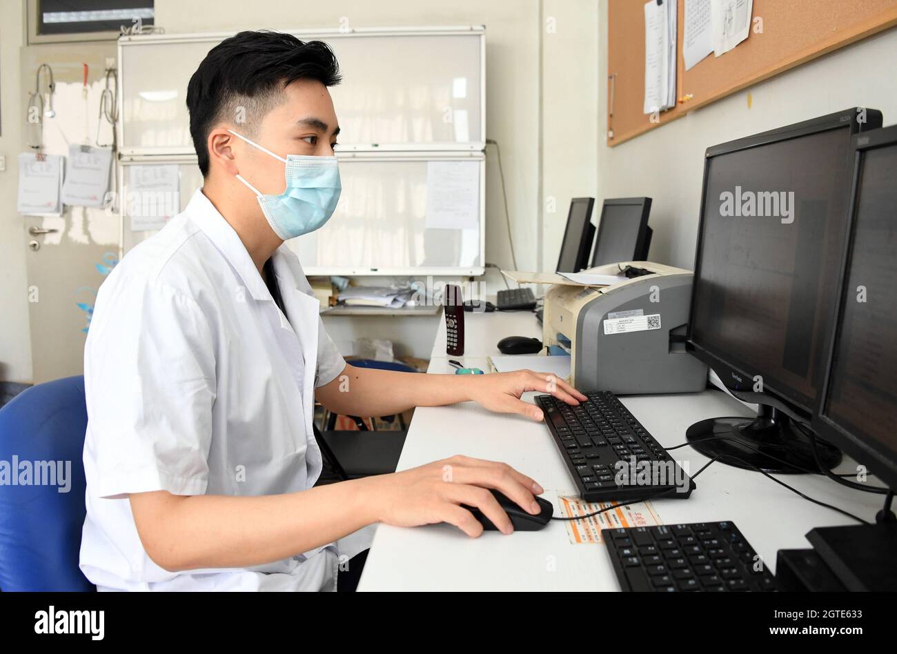 Pechino, Cina. 01 ottobre 2021. (211002) -- PECHINO, 2 ottobre 2021 (Xinhua) -- ma Yuan controlla le informazioni di un paziente su un computer presso l'Ospedale Haidian di Pechino, capitale della Cina, 1 ottobre 2021. Ma Yuan, 28 anni, è un chirurgo ortopedico presso l'Ospedale Haidiano di Pechino. Il primo giorno della festa nazionale, ma era occupato come al solito, aggiustando le prescrizioni mediche, ammettendo e trattando i pazienti di emergenza e scrivendo cartelle cliniche. Come operatore medico di prima linea, ma è stato usato alla vita come questo. Anche se ha meno tempo per accompagnare la sua famiglia durante le vacanze, ma sente che i suoi sforzi Foto Stock