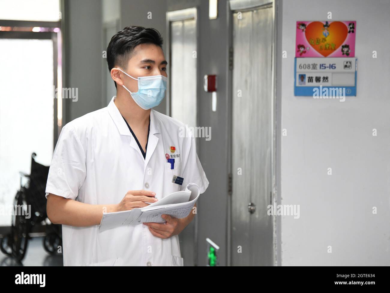 Pechino, Cina. 01 ottobre 2021. (211002) -- PECHINO, 2 ottobre 2021 (Xinhua) -- ma Yuan è sulla sua strada per visitare i pazienti al Beijing Haidian Hospital a Pechino, capitale della Cina, 1 ottobre 2021. Ma Yuan, 28 anni, è un chirurgo ortopedico presso l'Ospedale Haidiano di Pechino. Il primo giorno della festa nazionale, ma era occupato come al solito, aggiustando le prescrizioni mediche, ammettendo e trattando i pazienti di emergenza e scrivendo cartelle cliniche. Come operatore medico di prima linea, ma è stato usato alla vita come questo. Anche se ha meno tempo per accompagnare la sua famiglia durante le vacanze, ma ritiene che i suoi sforzi sono degnwhil Foto Stock