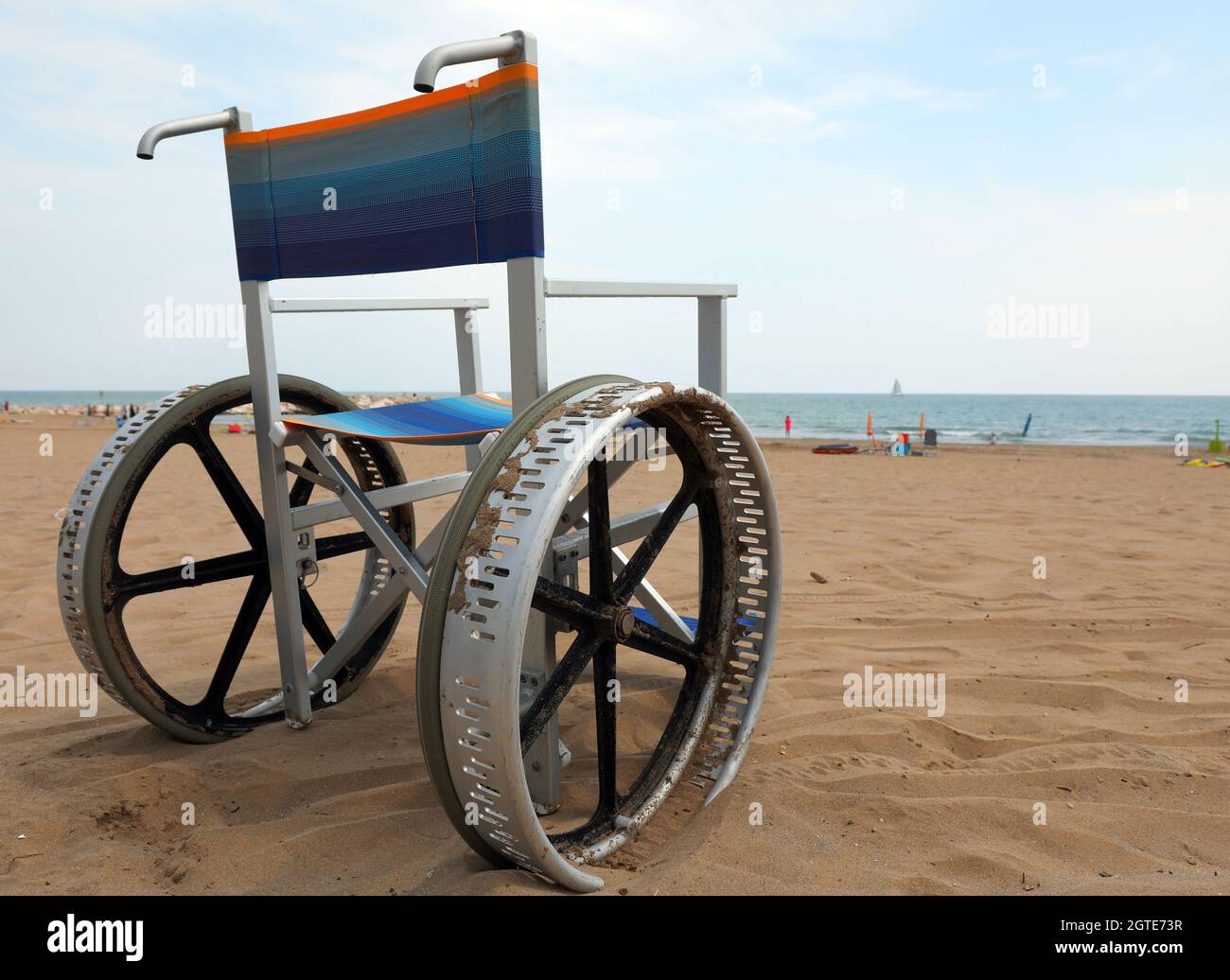 Sedia a rotelle vuota con grandi ruote in alluminio per muoversi sulla  sabbia della spiaggia vicino al mare Foto stock - Alamy
