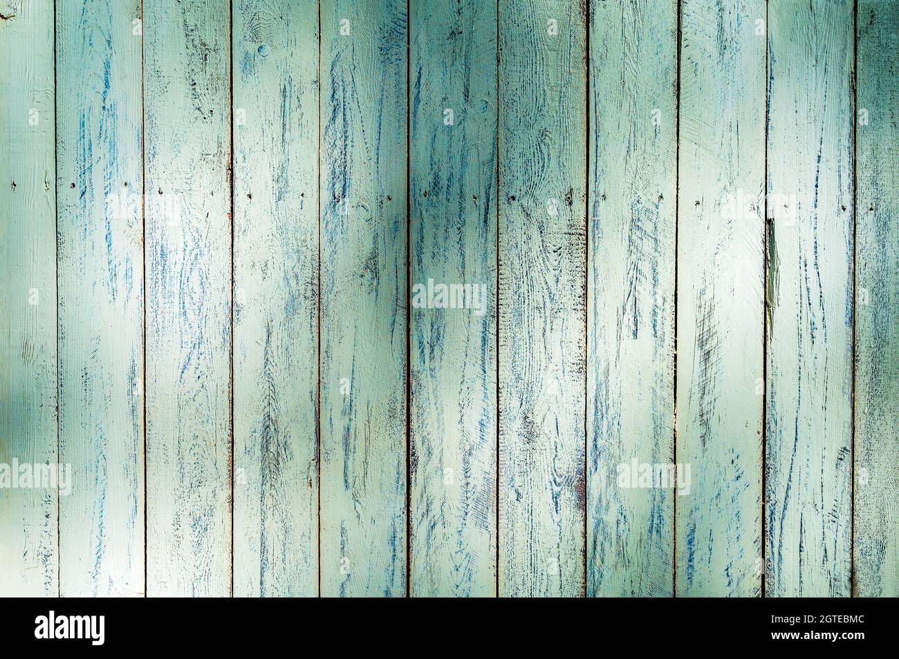 Muro di legno verde intemperiato in ombra parziale Foto Stock