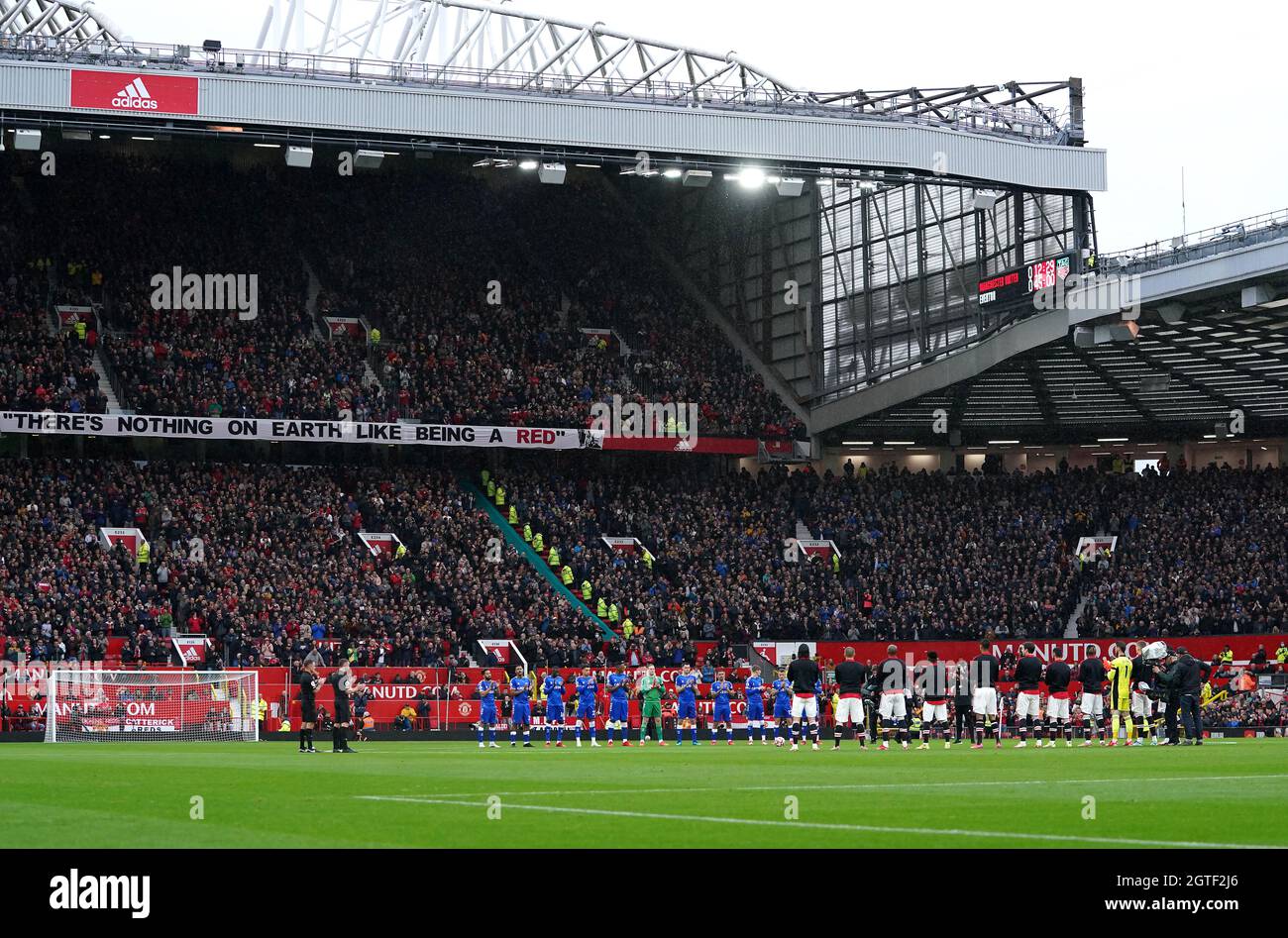 Manchester United e Everton durante un minuto di applauso per l'ex giocatore inglese Roger Hunt prima del calcio d'inizio durante la partita della Premier League a Old Trafford, Manchester. Data foto: Sabato 2 ottobre 2021. Foto Stock