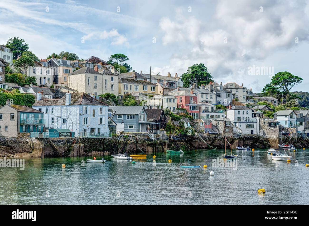 Un mosaico colorato di case dipinte sulla banchina di Polruan, situato nella Cornovaglia Sud Est sulla costa di fronte a Fowey sull'estuario. Foto Stock