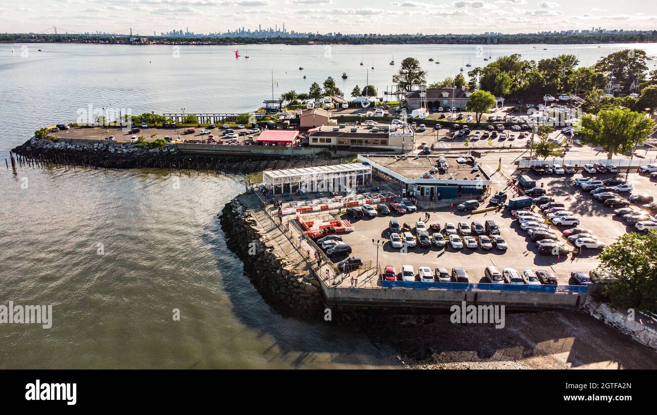 Tonys Pier, Johnny's Reef Restaurant, City Island, Bronx, New York City, NEW YORK, STATI UNITI Foto Stock