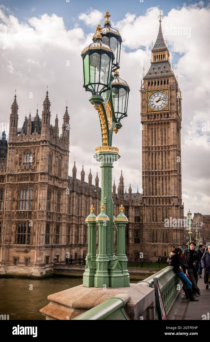 Westminster Clock Tower e case del parlamento di Westminster Bridge Foto Stock