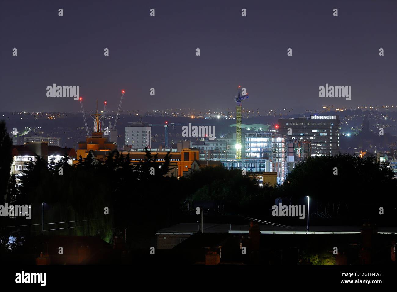 Skyline di Leeds di notte. La guglia della casa della cava si può vedere sulla sinistra dell'immagine e l'edificio Pinnacle sulla destra. Le gru si trovano dal Ponte Monk Foto Stock