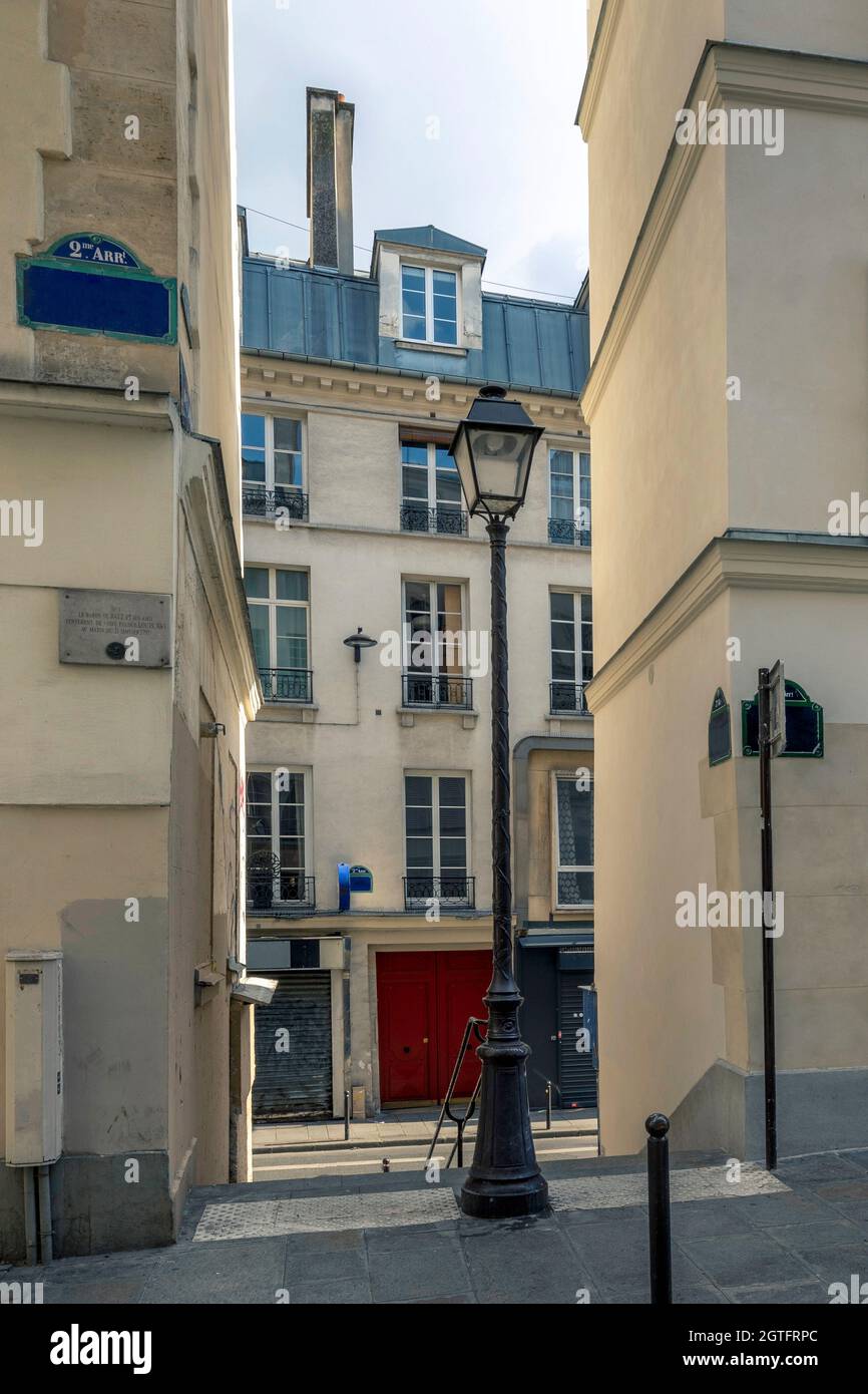Parigi, Francia - 15 aprile 2021: Rue des Degrés, la strada più piccola di Parigi Foto Stock