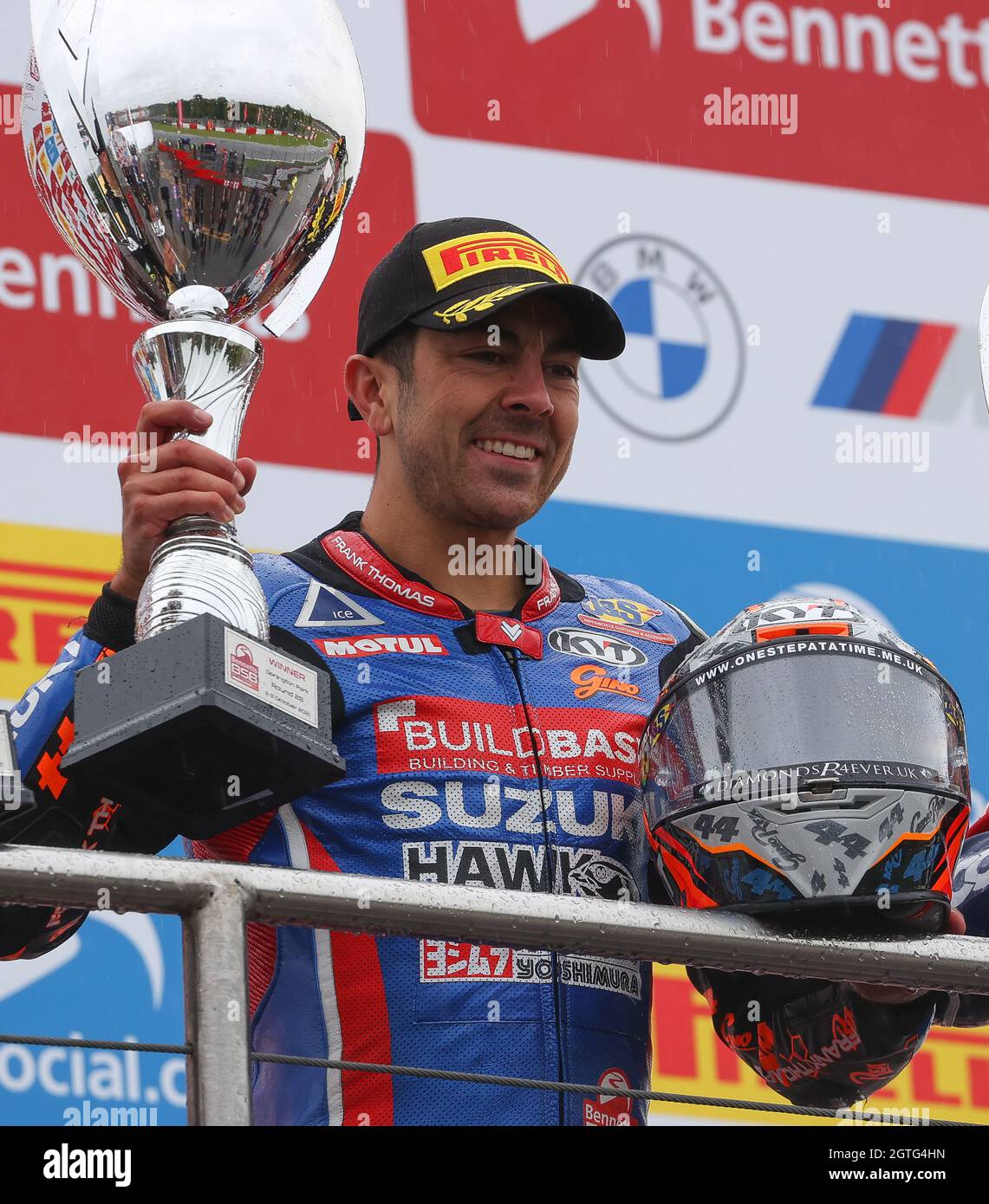 Donington, Regno Unito. 2 ottobre 2021. Gino Rea Buildbase Suzuki vince la sua prima gara in assoluto di Superbike a Donington Park durante la triplice testata al Round 10 del Bennetts British Superbike (BSB) Championship al Donington Park GP Race Circuit, Donington Park GP, Inghilterra, il 01-03 ottobre 2021. Foto di Ian Hopgood. Credit: Prime Media Images/Alamy Live News Credit: Prime Media Images/Alamy Live News Foto Stock