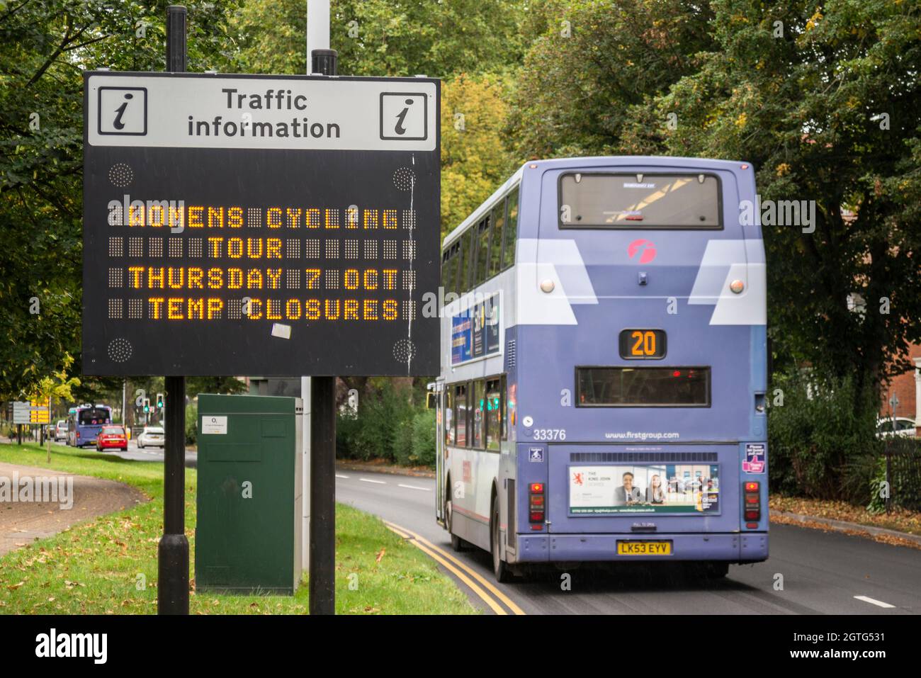 Informazioni sul traffico matrice di segnalazione di chiusure temporanee della strada per la gara ciclistica AJ Bell Women's Tour a Southend on Sea, Essex, Regno Unito. Interruzione Foto Stock