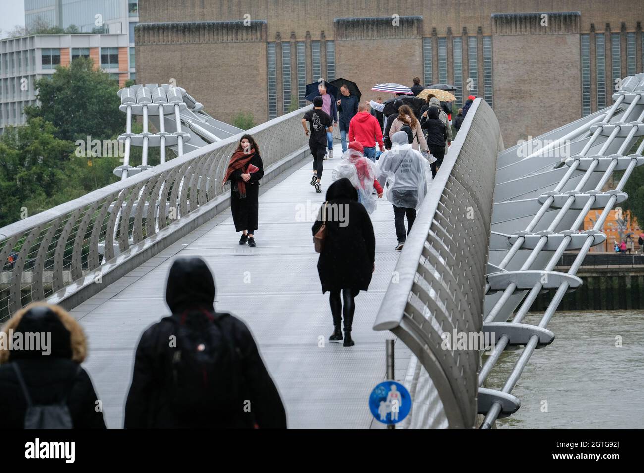 Millenium Bridge, Londra, Regno Unito. 2 ottobre 2021. UK Meteo: Piovendo a Londra mentre la gente attraversa il Millenium Bridge. Credit: Matthew Chattle/Alamy Live News Foto Stock