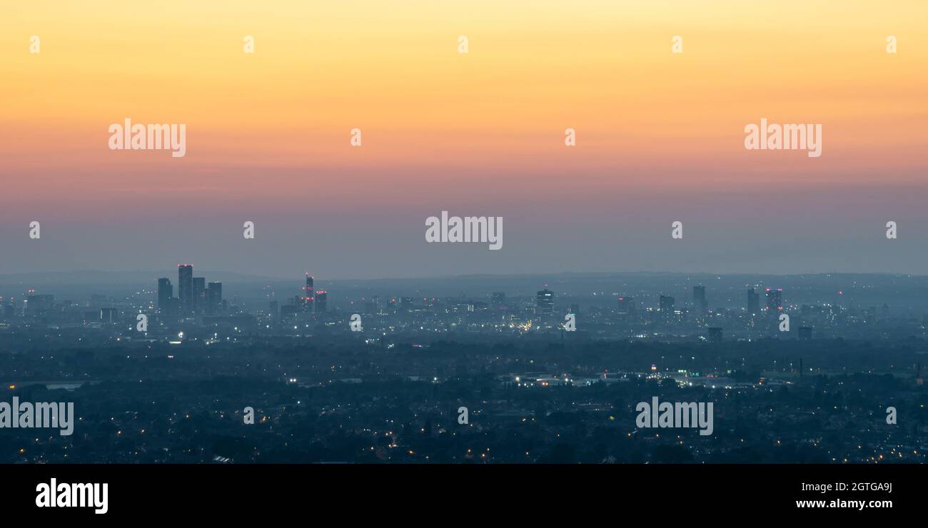 Manchester City skyline, Manchester, Inghilterra, Regno Unito, serata con cielo colorato dopo il tramonto Foto Stock
