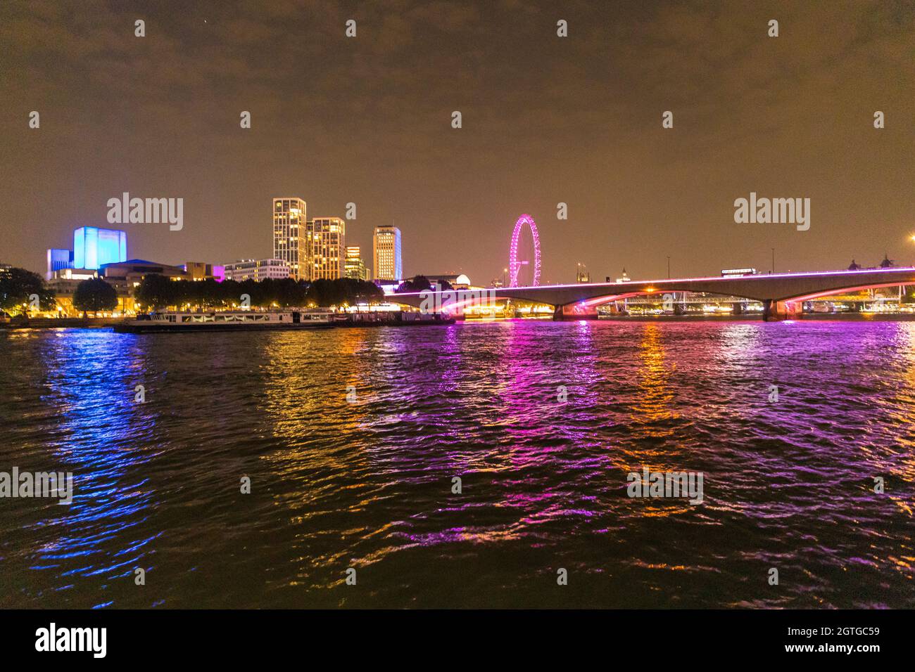 Vista generale della riva sud di Londra di notte Foto Stock