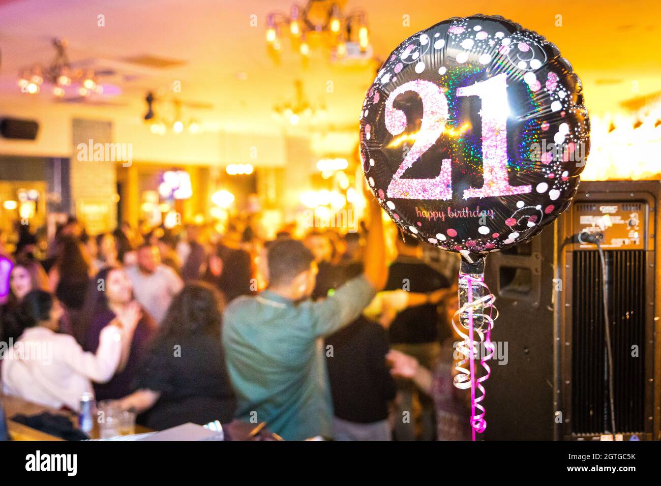 21 palloncino di compleanno con festa in background Foto Stock