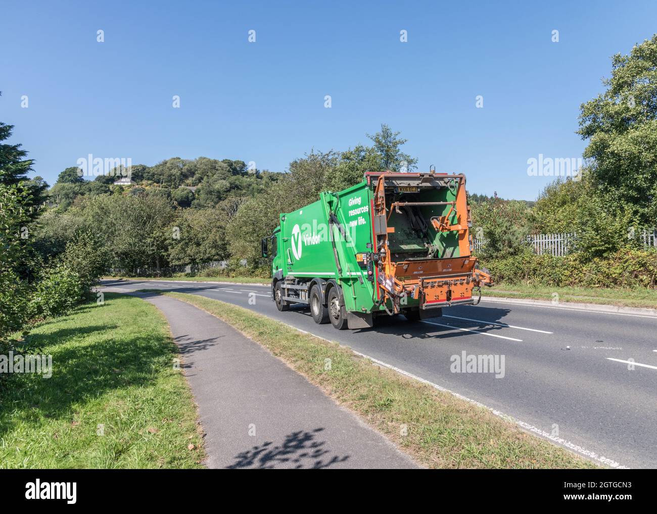 Green Viridor Faun Variopress veicolo per rifiuti in discesa su strada di campagna. Per la carenza di conducenti nel Regno Unito, raccolta rifiuti durante il trasporto di Covid, Regno Unito Foto Stock