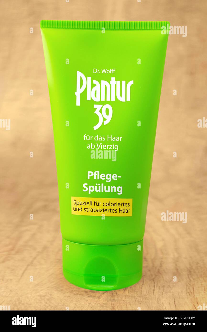 Amburgo, Germania - 18 agosto 2021: Plantur 39 Haarpflege Pflegespülung auf Holz Foto Stock