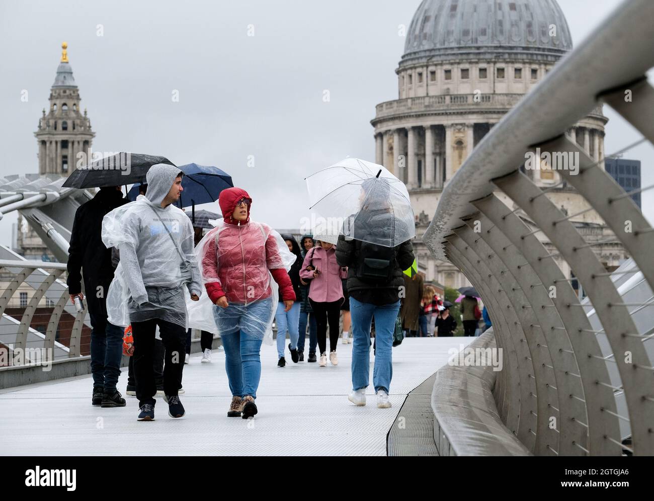 Millenium Bridge, Londra, Regno Unito. 2 ottobre 2021. UK Meteo: Piovendo a Londra mentre la gente attraversa il Millenium Bridge. Credit: Matthew Chattle/Alamy Live News Foto Stock