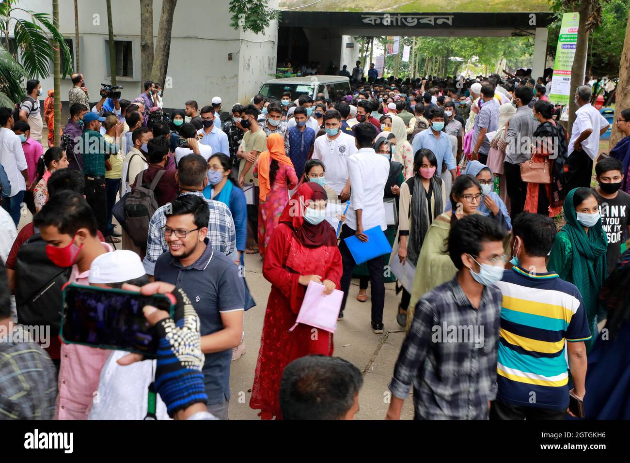 Dhaka, Bangladesh - 01 ottobre 2021: I candidati stanno uscendo dal centro di costruzione di arti il venerdì dopo il test di ammissione dell'unità 'A' di Dhaka Univer Foto Stock
