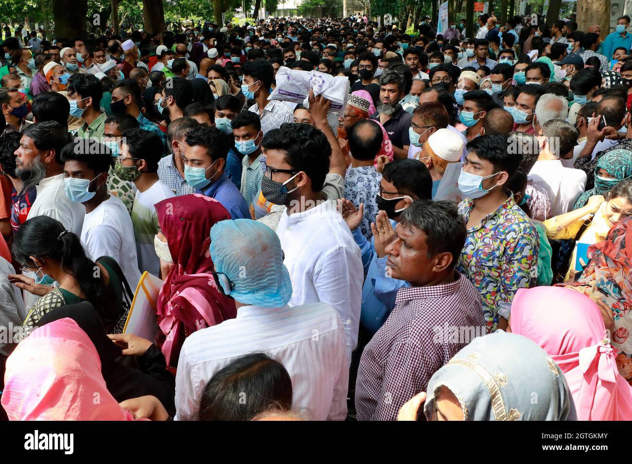 Dhaka, Bangladesh - 01 ottobre 2021: I candidati stanno uscendo dal centro di costruzione di arti il venerdì dopo il test di ammissione dell'unità 'A' di Dhaka Univer Foto Stock