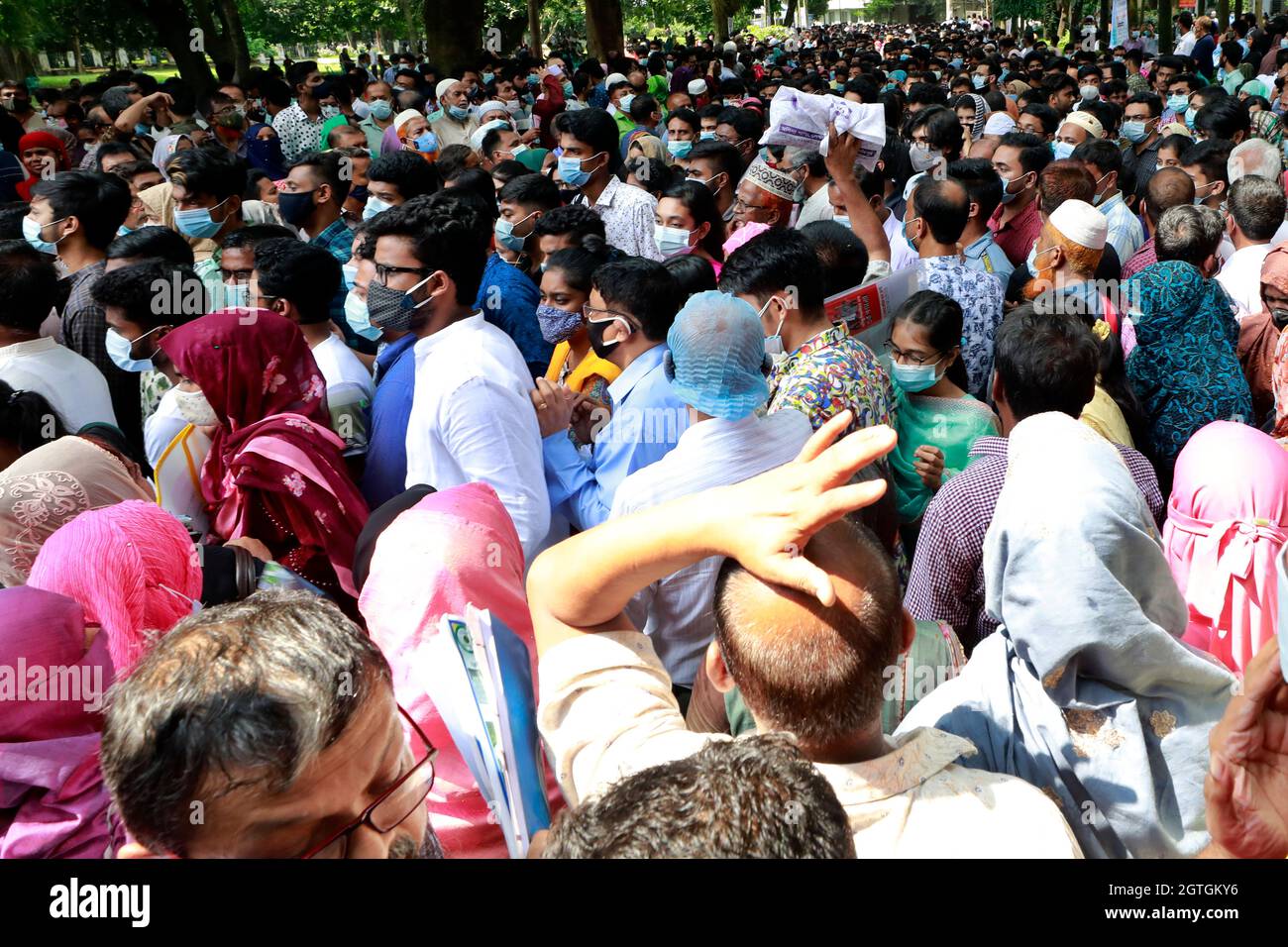 Dhaka, Bangladesh - 01 ottobre 2021: I candidati stanno uscendo dal centro di costruzione di arti il venerdì dopo il test di ammissione dell'unità 'A' di Dhaka Univer Foto Stock