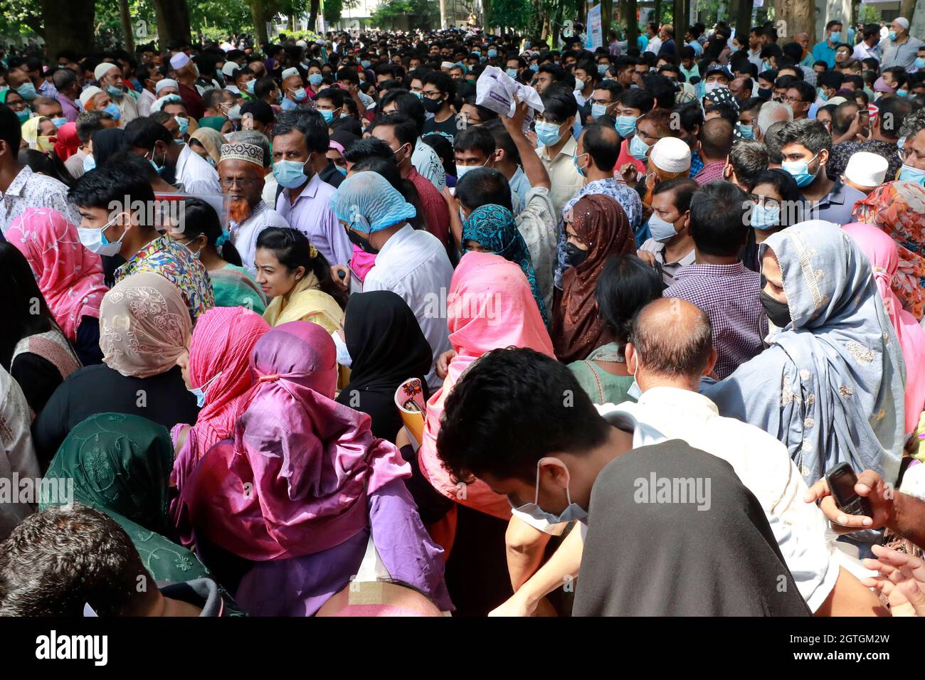 Dhaka, Bangladesh - 01 ottobre 2021: I candidati stanno uscendo dal centro di costruzione di arti il venerdì dopo il test di ammissione dell'unità 'A' di Dhaka Univer Foto Stock