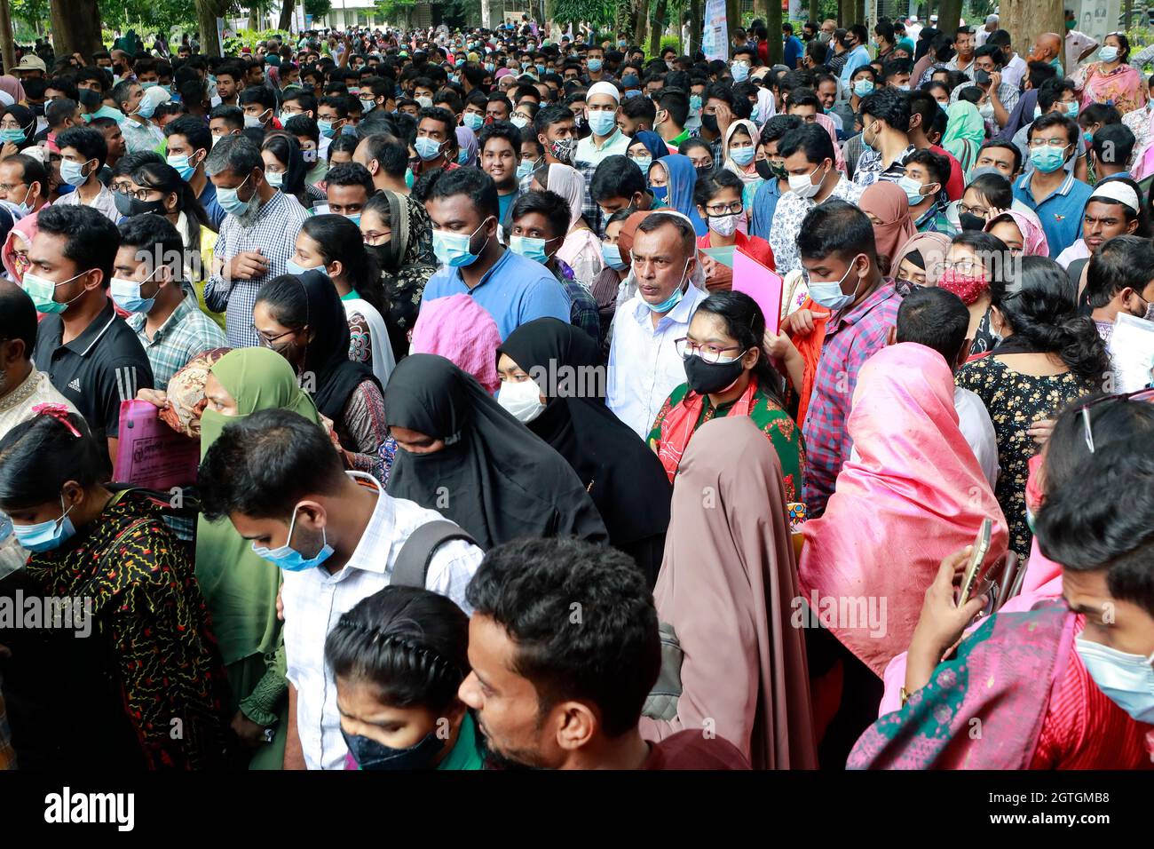 Dhaka, Bangladesh - 01 ottobre 2021: I candidati stanno uscendo dal centro di costruzione di arti il venerdì dopo il test di ammissione dell'unità 'A' di Dhaka Univer Foto Stock
