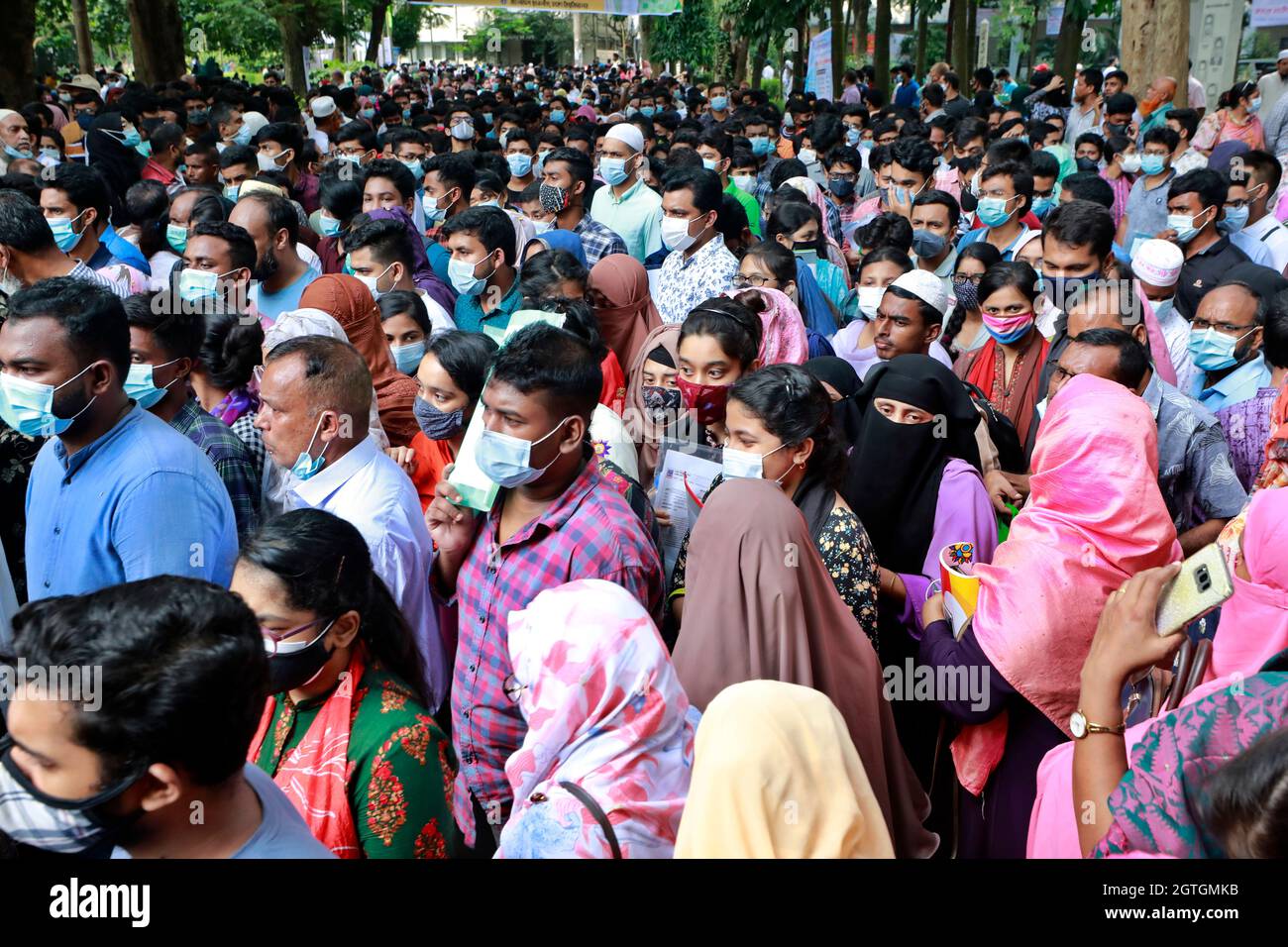 Dhaka, Bangladesh - 01 ottobre 2021: I candidati stanno uscendo dal centro di costruzione di arti il venerdì dopo il test di ammissione dell'unità 'A' di Dhaka Univer Foto Stock