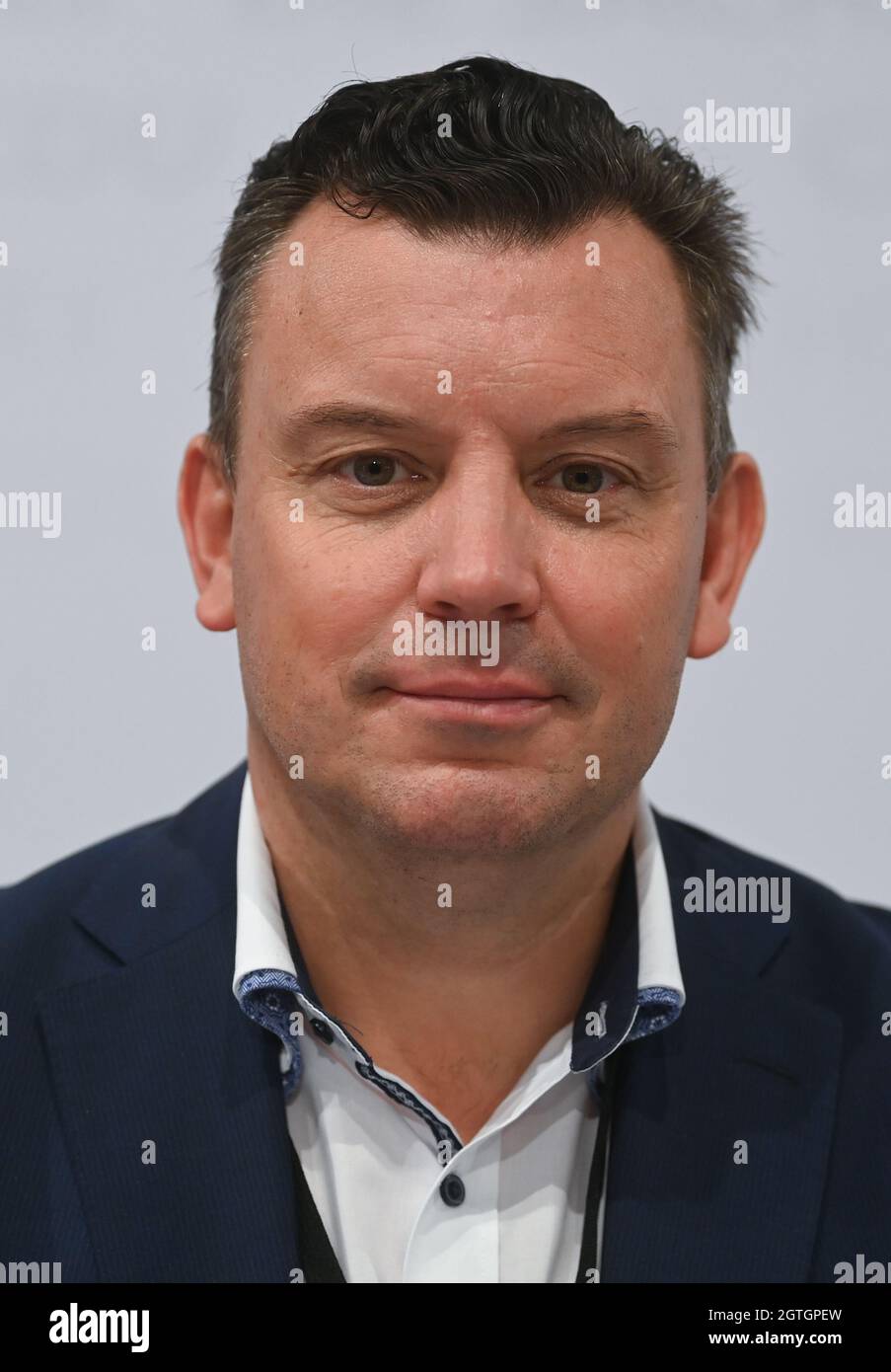 Leuna, Germania. 2 ottobre 2021. André Schröder, amministratore distrettuale di Mansfeld-Südharz, dopo la sua elezione a Vice Presidente di Stato alla conferenza del partito di Stato della CDU di Sassonia-Anhalt a Leuna. In occasione della loro convenzione di partito, i circa 200 delegati eleggeranno un nuovo comitato esecutivo statale della CDU e i delegati e sostituiranno i delegati alle convenzioni del partito federale e al comitato federale della CDU della Germania per i prossimi due anni. Credit: Hendrik Schmidt/dpa-Zentralbild/dpa/Alamy Live News Foto Stock