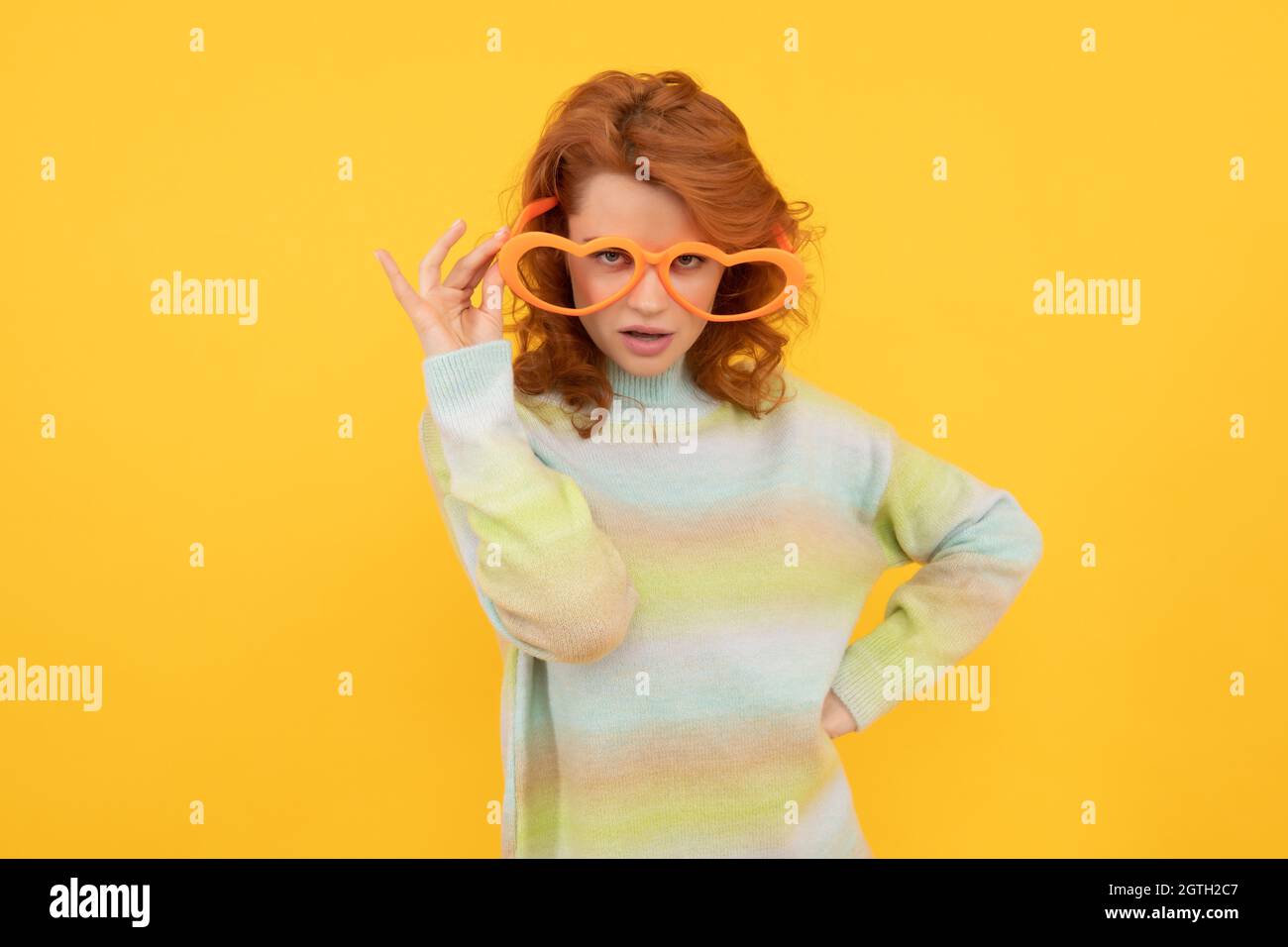 lascilo vedere. ragazza porta gli occhiali. festa di compleanno festeggiamenti. positività espressa. emozioni positive. Foto Stock