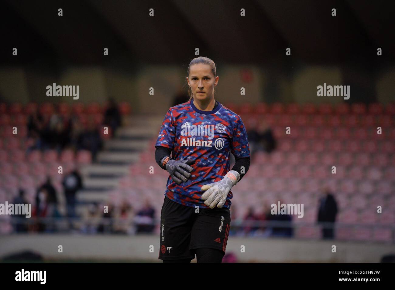 Colonia, Germania. 01 ottobre 2021. Laura Benkarth ( 1 Bayern ) durante il flyeralarm Frauenbundesliga gioco tra 1. FC Colonia e FC Bayern Monaco allo stadio Franz-Kremer di Colonia. Credit: SPP Sport Press Photo. /Alamy Live News Foto Stock