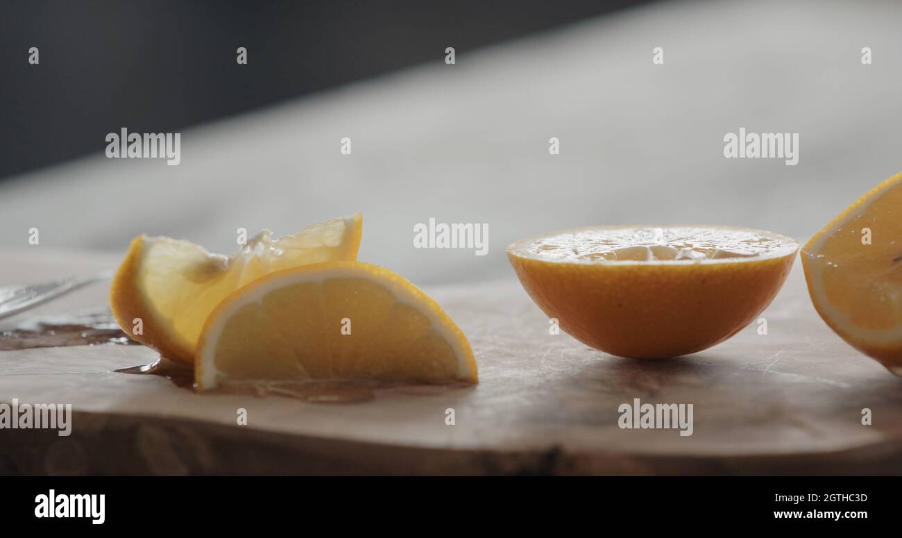 limone dolce affettato su tavola di olive, foto ampia Foto Stock