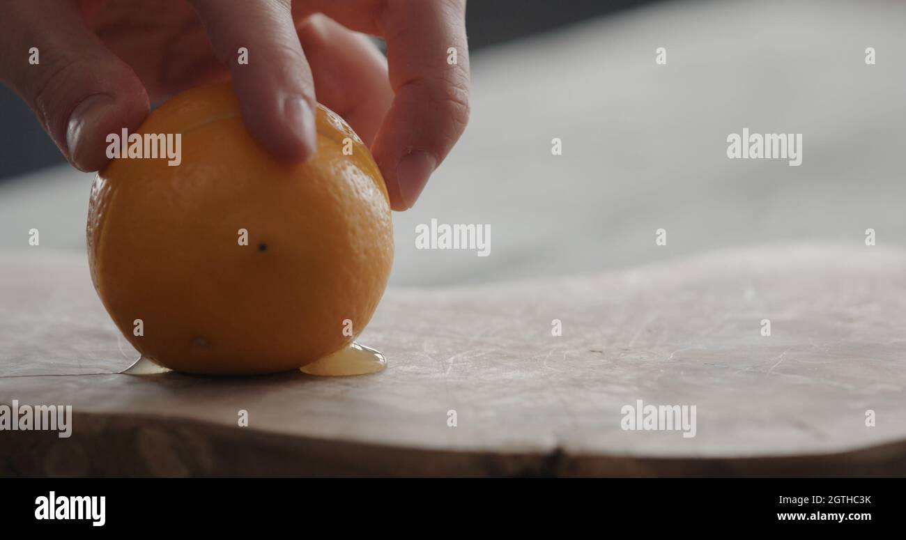 uomo taglio limone dolce su tavola di olive, foto ampia Foto Stock