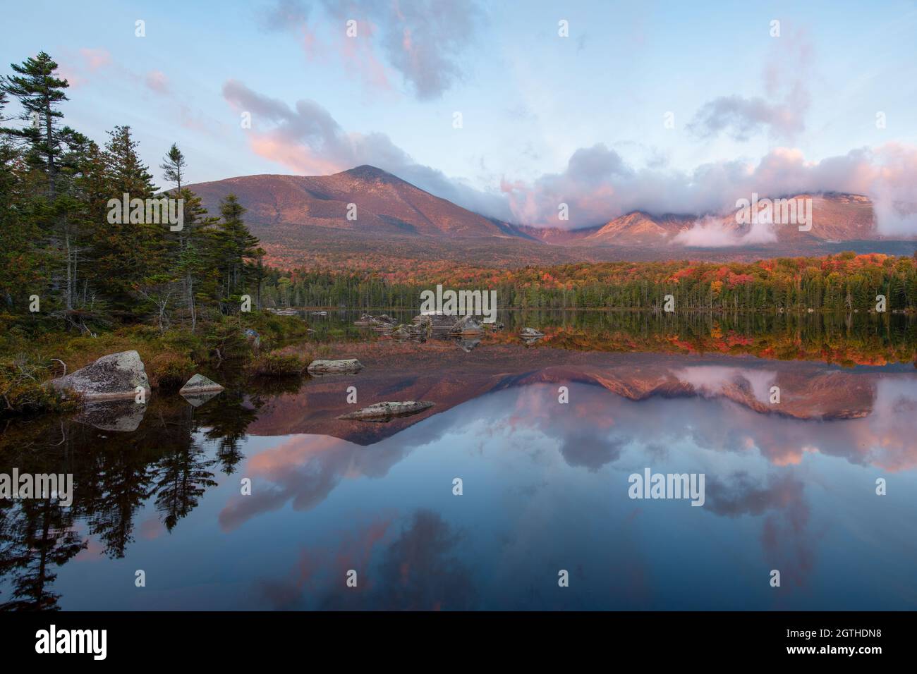 Monte Katahdin riflesso in Sandy Stream Pond all'alba, inizio autunno, Baxter state Park, Maine USA Foto Stock