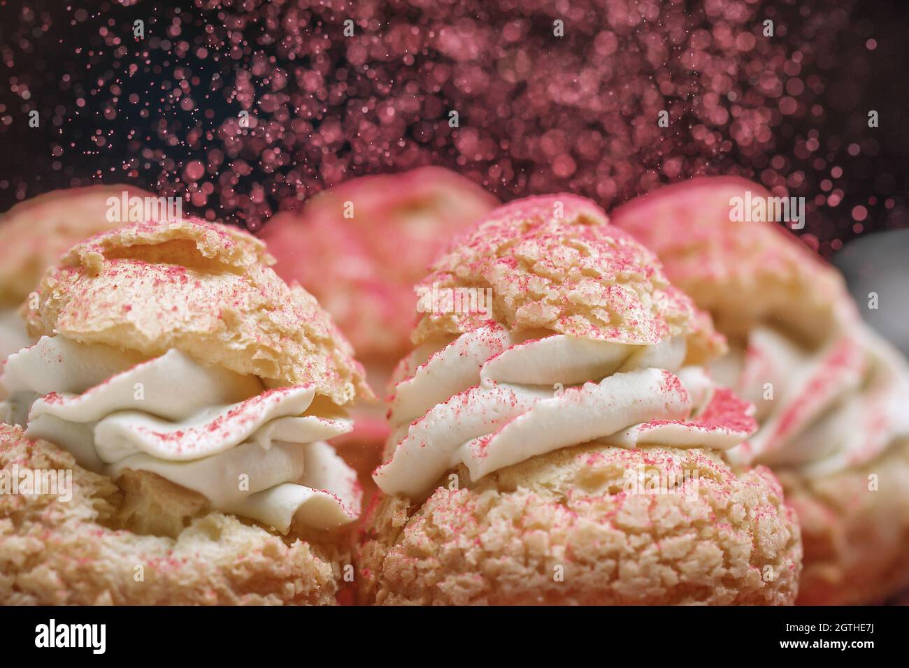 Profiteroles fatti in casa. Profiteroles (choux à la crème) - palle di pasticceria francese ripieni di crema o formaggio caserario cosparso di zucchero in polvere Foto Stock