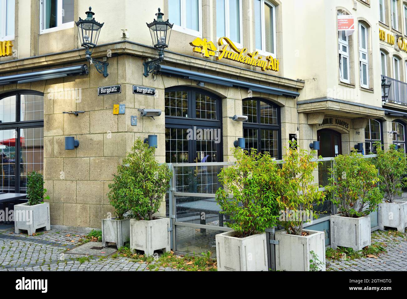 L'esterno del ristorante Brewery a Burgplatz nella popolare area turistica della Città Vecchia vicino al fiume Reno. 'Frankenheim Alt' è un famoso marchio di birra locale. Foto Stock