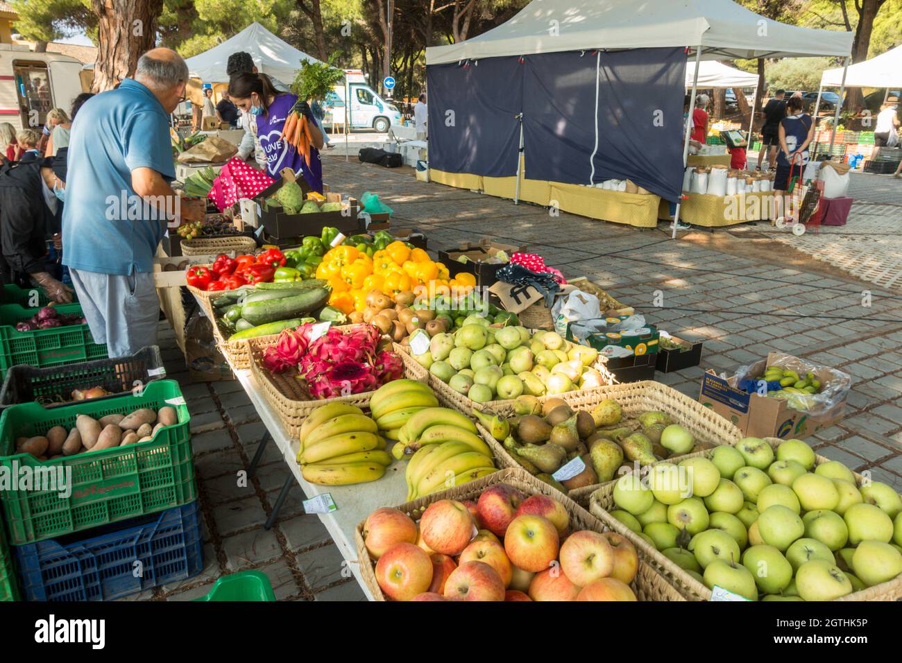 Prodotti locali offerti al mercato alimentare biologico, al mercato della frutta e della verdura a Elviria, Marbella, Spagna. Foto Stock